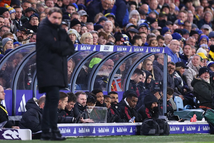 曼联官宣签一门将！阿莫林否认不信任青训，但拒绝保证新帝星能出场（曼联宣布引进门将！阿莫林称信任青训，却不保证新星出场机会）