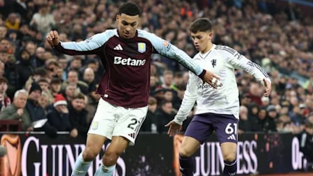 解锁体验卡，英乙比赛中裁判受伤，一球迷走下看台参与执法（英乙赛场上演现实版体验卡：主裁伤退，球迷下看台临时执法）